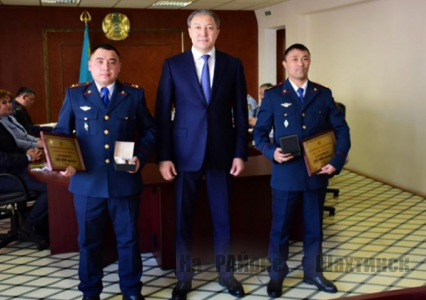 В Шахтинске наградили полицейских, спасших школьницу от суицида