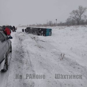 Пассажирский автобус опрокинулся в кювет в Карагандинской области